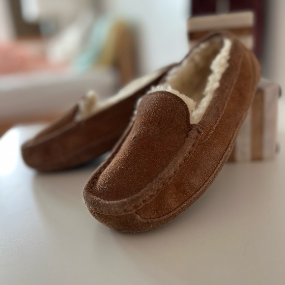 UGGs boys slippers sz 3 VGUC suede moccasin shearling lined rubber sole UK 2 - Picture 3 of 8